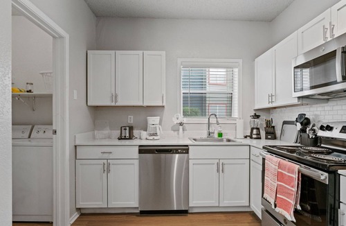 Milwood Apartment | Near the Domain | 2 BR Private Balcony | Fireplace