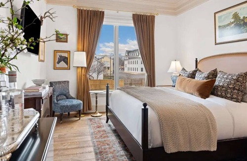 Leesburg's Old and Historic District Hotel | Near Top Wineries | Pet Friendly, Sauna + Dining