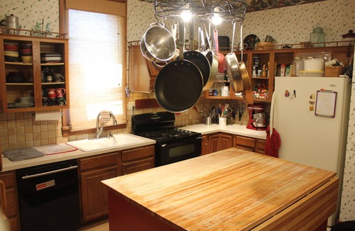Nebraska City Bed & Breakfast | Nebraska City 1878 Modern Farmhouse w/6 acres! Hot tub, fire pit, pet-friendly!