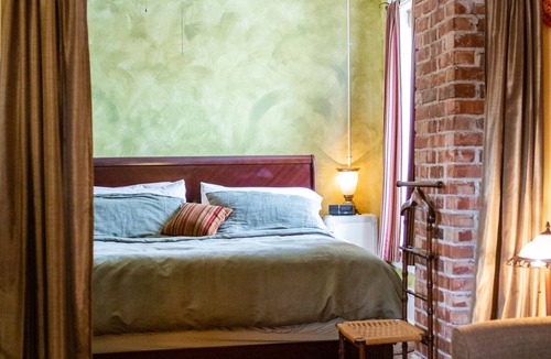 Nebraska City Bed & Breakfast | Nebraska City 1878 Modern Farmhouse w/6 acres! Hot tub, fire pit, pet-friendly!