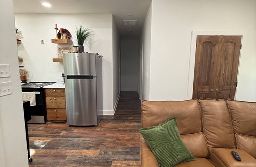 Gober Cabin | Nestled between both Bonham Lake and The New Bois D Arc Cozy 2-bedroom cabin