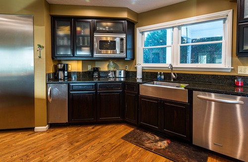 Vilas House | NEW! 18 acre PRIVATE country estate with HOT TUB and FIRE!