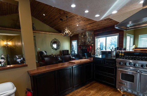 Vilas House | NEW! 18 acre PRIVATE country estate with HOT TUB and FIRE!