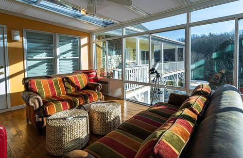 Vilas House | NEW! 18 acre PRIVATE country estate with HOT TUB and FIRE!