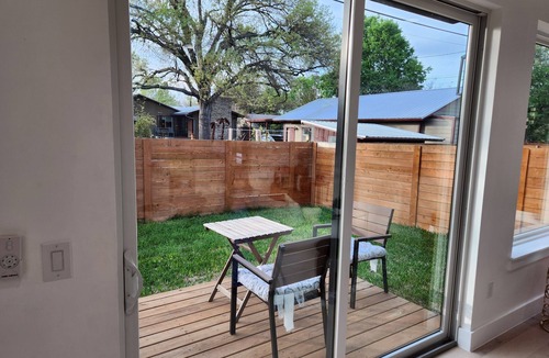 Highland House | New 2BR. EV Charge. Central to Domain, DowntownUT. Free parking,WIFI. Sleeps 4