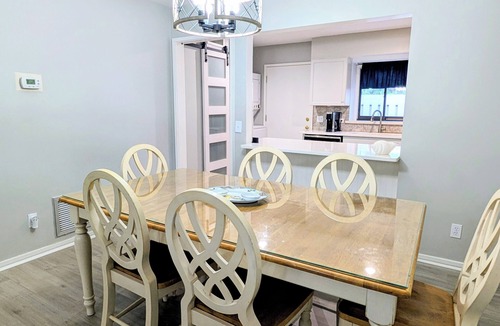 Palmetto Dunes Villa | New! 3 min to beach, close to pool, 1st floor master, pet-friendly.
