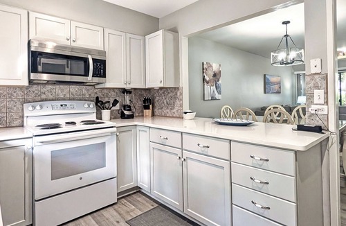 Palmetto Dunes Villa | New! 3 min to beach, close to pool, 1st floor master, pet-friendly.