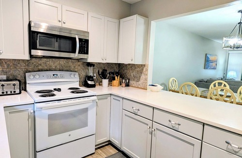 Palmetto Dunes Villa | New! 3 min to beach, close to pool, 1st floor master, pet-friendly.