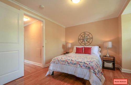 Potomac Falls House | NEW! 3-story Townhome - Private, Self checkin, Quiet.