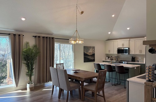 Platte City House | New 4BR Modern Home ~ 5 minutes to MCI ~ 30 minutes to Arrowhead Stadium