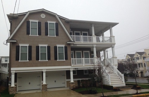 Gold Coast Apartment | New 5 Bedroom 3 Houses From The Beach : Sleeps 13!