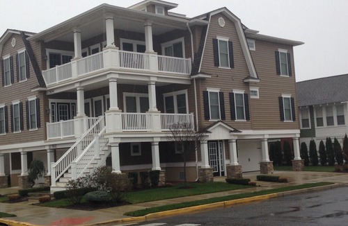 Gold Coast Apartment | New 5 Bedroom 3 Houses From The Beach : Sleeps 13!