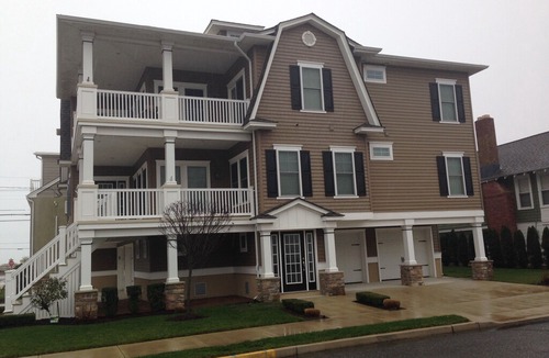 Gold Coast Apartment | New 5 Bedroom 3 Houses From The Beach : Sleeps 13!
