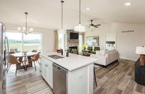 Van Meter House | New Build with Fab Design! Theater/Game Room Great for groups! Sleeps 12!