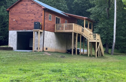 Deep Gap Cabin | New Cabin with Fiber OPTICS WIFI,HOT TUB, STOCKED CREEK