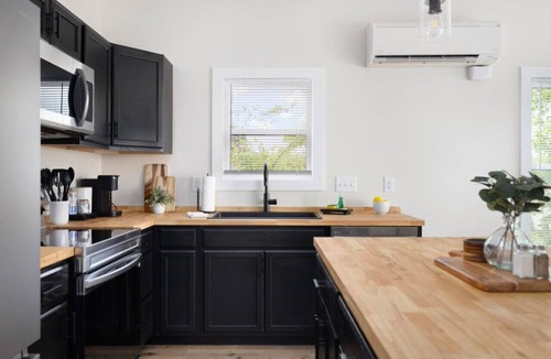 Johnson City House | New construction 2nd level apartment -Downtown JC
