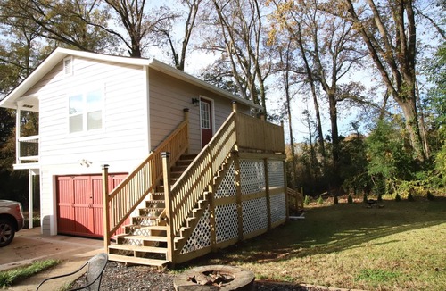 LaGrange Apartment | NEW CONSTRUCTION. Cozy 1-bedroom guesthouse with AC, WiFi in welcoming LaGrange.