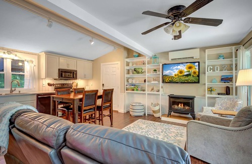 Mill Ridge Cabin | New! Cottage On The Rocks, Pet Friendly, Hot Tub, Central Location