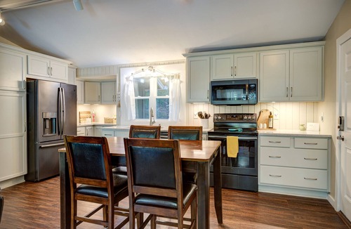 Mill Ridge Cabin | New! Cottage On The Rocks, Pet Friendly, Hot Tub, Central Location