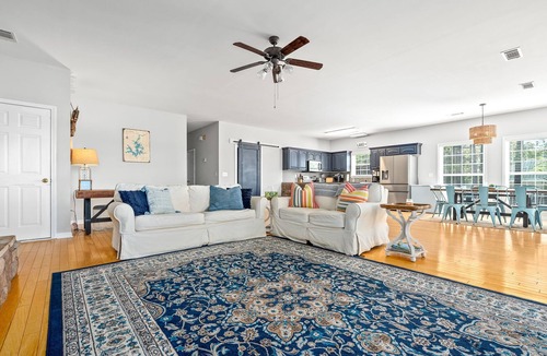 Dadeville House | New! Daydream Believer is a 4BR, 2.5BA Lake Martin home that is PET FRIENDLY!