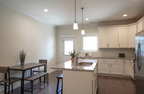 Murfreesboro House | NEW Family Friendly Manor | Sleeps 14 | Parking