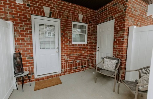 Murfreesboro House | NEW Family Friendly Maple Mansion | Sleeps 28