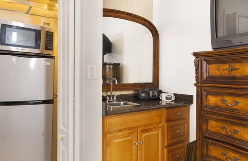 McLean Apartment | NEW! Ft Marcy 2 BR 1 LV/DRM 1 BA on Pimmit Run, hike/kayak to the Potomac River