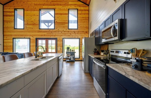 Broken Bow Cabin | New! Heated Pool, Riverfront, Kayaks, Pool Table