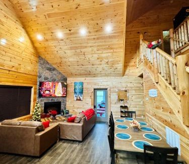 Pigeon Forge Villa | New! Indoor Pool/PS 5/Hot tub/Parkway