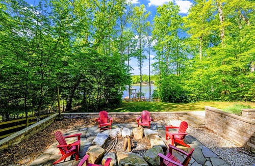 Livingston House | NEW Lakefront Lake Anna, Dock, Hot Tub, Game Room