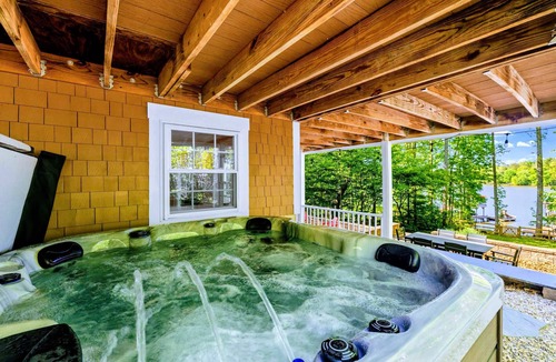 Livingston House | NEW Lakefront Lake Anna, Dock, Hot Tub, Game Room