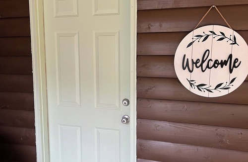 Crane Hill Cabin | “NEW LISTING” 3-bedroom beautiful lodge cabin 20min from Smith Lake Park