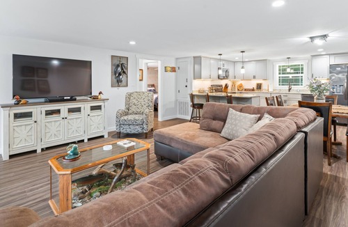 Lakeview House | NEW LISTING- Riverfront/Unique/Perfect location/Private