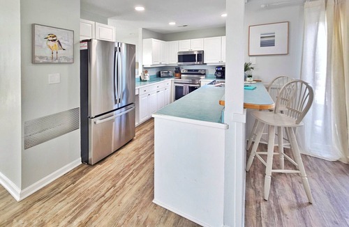 Corolla Light House | New Listing✦Walk to Beach ✦ Corolla Light Resort Pools✦ Hot Tub ✦ Bikes ✦ Kayaks