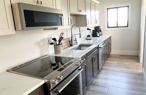 Elizabeth Cabin | New luxury lodge, 10mile views, on ranch next to Galena Territory, pool, animals