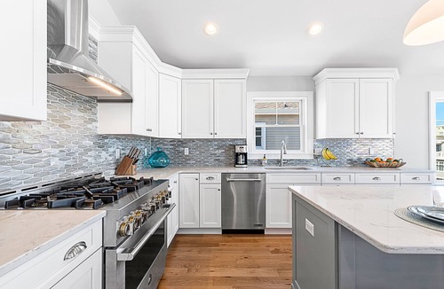 South Beach Haven House | NEW LUXURY HOME, 2 houses from BEACH,5 Bedroom,Sleeps 12,Heated POOL, Game Room