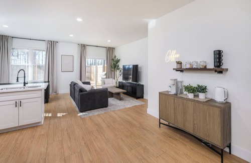 Boiling Springs House | NEW MODERN 1500 SQ FT RETREAT, 65” TV, Fire Pit, Family & Pet Friendly, Sleeps 6