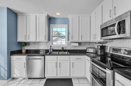 Cartersville House | NEW! Modern 6BR Haven w/Playroom, Gym & Deck!