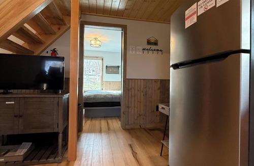 Rocky Grove Cabin | NEW Modern Cabin, King Bed, Fire Pit, Full Kitchen