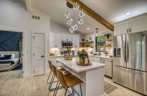 Ellijay Cabin | New-Modern-Private-Hottub-Fireplace-Resort Access-Pool-Fitness-View-Dog Friendly