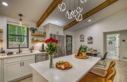 Ellijay Cabin | New-Modern-Private-Hottub-Fireplace-Resort Access-Pool-Fitness-View-Dog Friendly