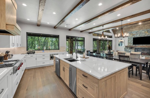 Afton House | New Monkey Island Modern Lodge Retreat w/Hot Tub!