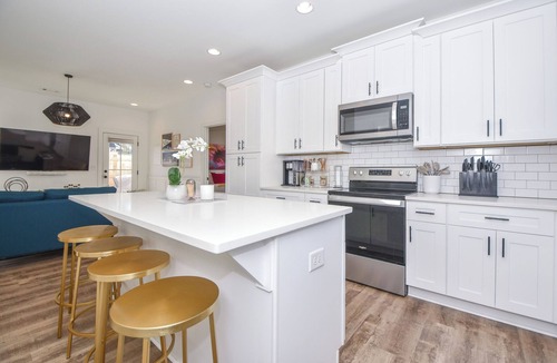 Auburn Cottage | New! Nova's Nook 3BR cottage in Auburn that sleeps 10 with fenced yard!