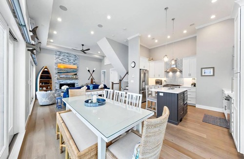 North Beach Haven House | New Oceanfront in Peahala Park . Sleeps 11 .
