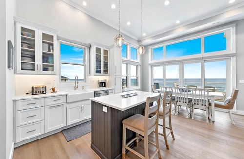 North Beach Haven House | New Oceanfront in Peahala Park . Sleeps 11 .