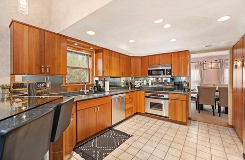 Janesville House | New Owner Special > Hot Tub - Sauna - Private Gym