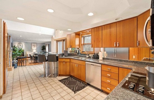 Janesville House | New Owner Special > Hot Tub - Sauna - Private Gym