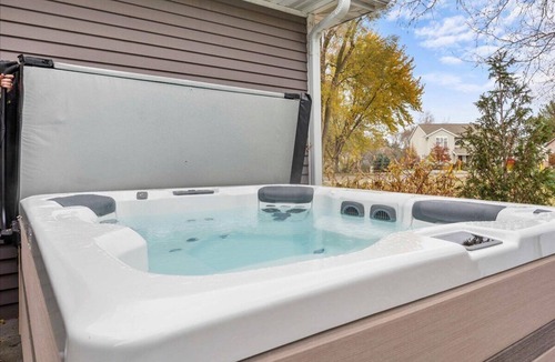 Janesville House | New Owner Special > Hot Tub - Sauna - Private Gym