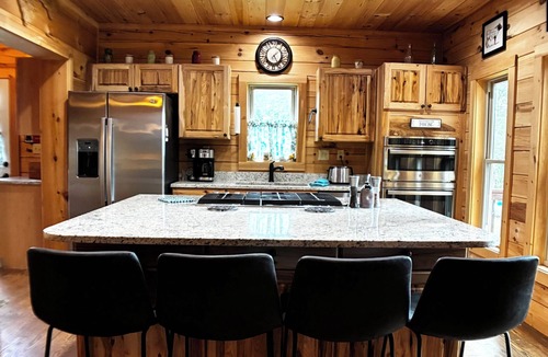 Landrum Cabin | ⭐️ New ⭐️ RidgeCrest Lodge: Retreat w Mountain Views - HUGE 1st Renter Discount