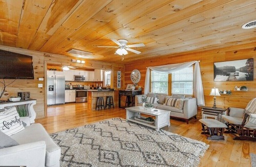 Tunnel Hill House | NEW! Sleeps 5 on Lake Kathy, close to I 75 interstate, Rest, Relax, Fish, Repeat